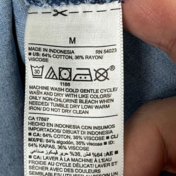 Old Navy Tank Top Womens Medium Chambray Blue Sleeveless‎ Scoop Neck Pullover - Picture 4 of 8